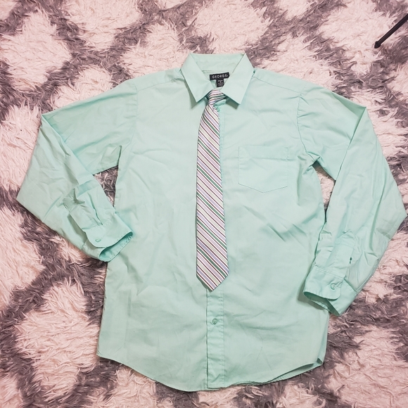Green button down with tie - Picture 1 of 10